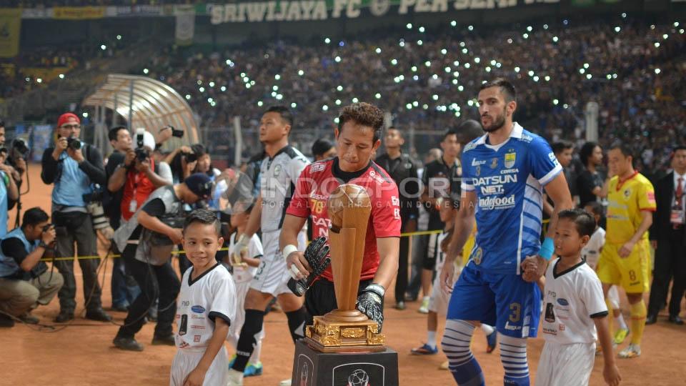 I Made menyempatkan diri untuk menyentuh trofi Piala Presiden.